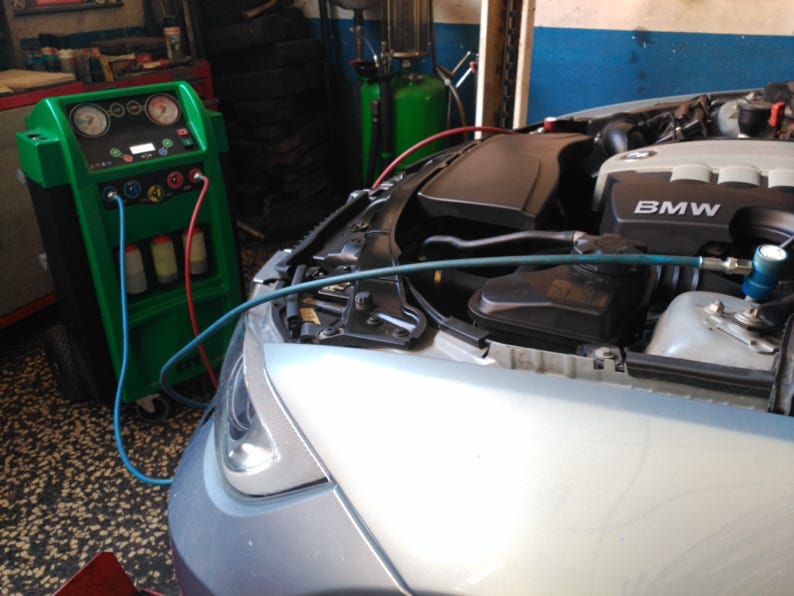 Estacion de carga y diagnostico para reparcion del sistema de climatizacion de los vehículos.