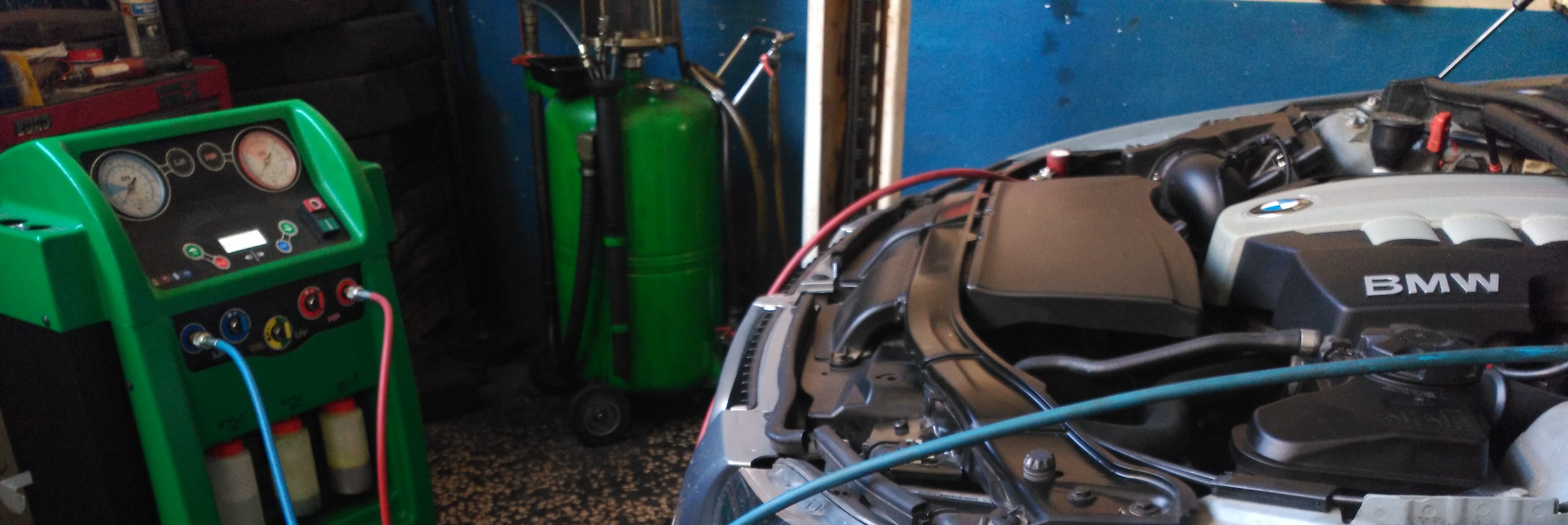 Foto de estación de carga de gas para aire-acondicionedo conectada a un vehículo.